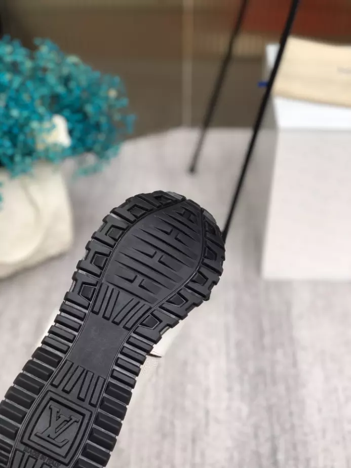 LV RUN AWAY SNEAKER – LSVM061 GoAnywhere 859