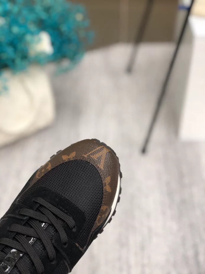 Popular 3005 LV RUN AWAY SNEAKER – LSVM055