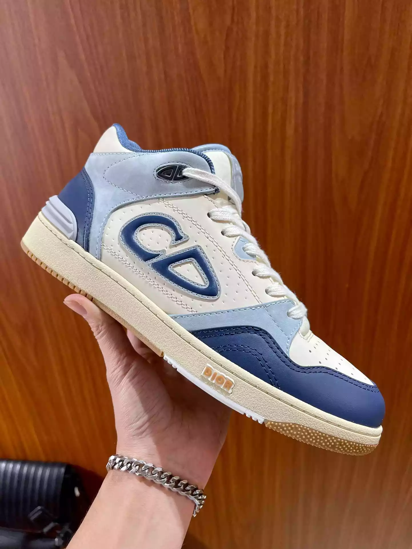 WellDesigned 2960 B57 MID-TOP SNEAKER – CD120