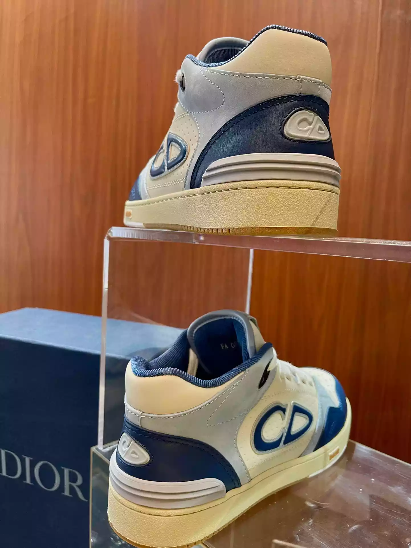 WellDesigned 2960 B57 MID-TOP SNEAKER – CD120
