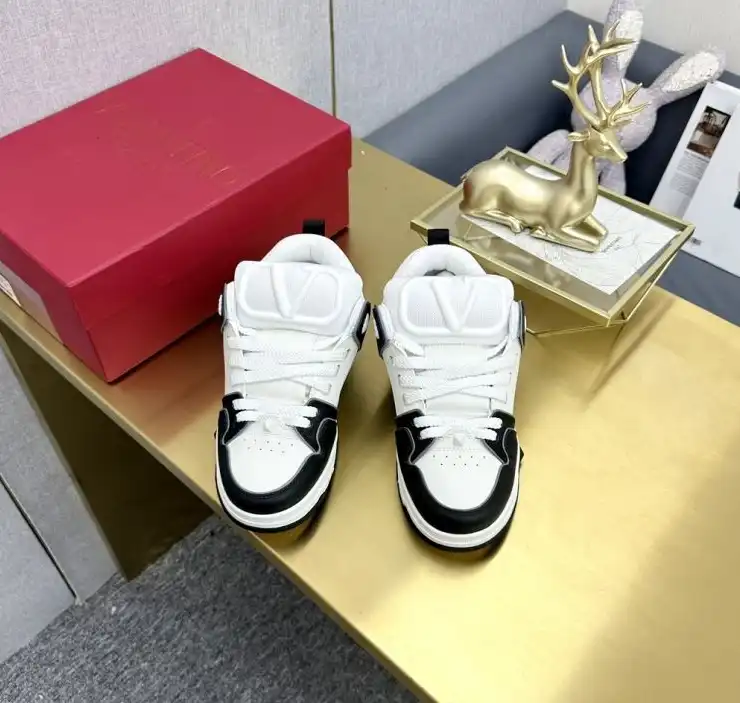 hype Valentino Sneakers