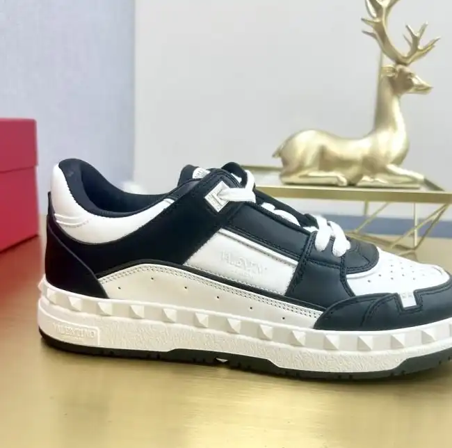 hype Valentino Sneakers