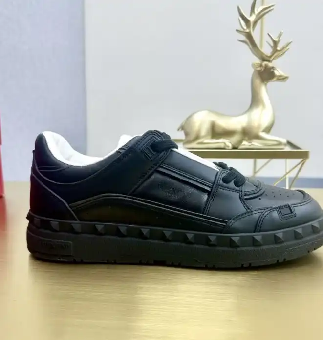 hype Valentino Sneakers