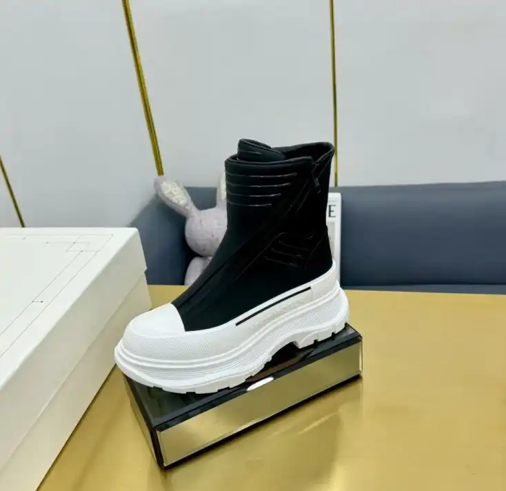 hype McQueen Boots