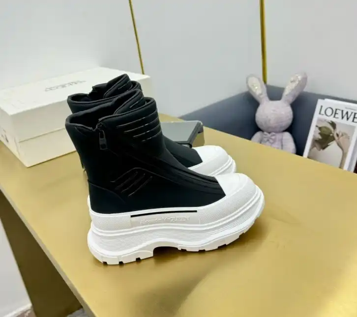 hype McQueen Boots