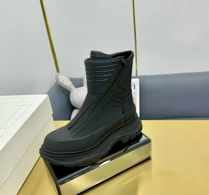 hype McQueen Boots