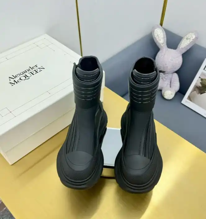 hype McQueen Boots