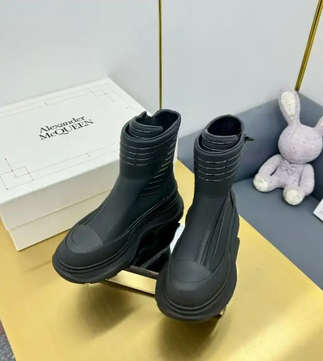 hype McQueen Boots