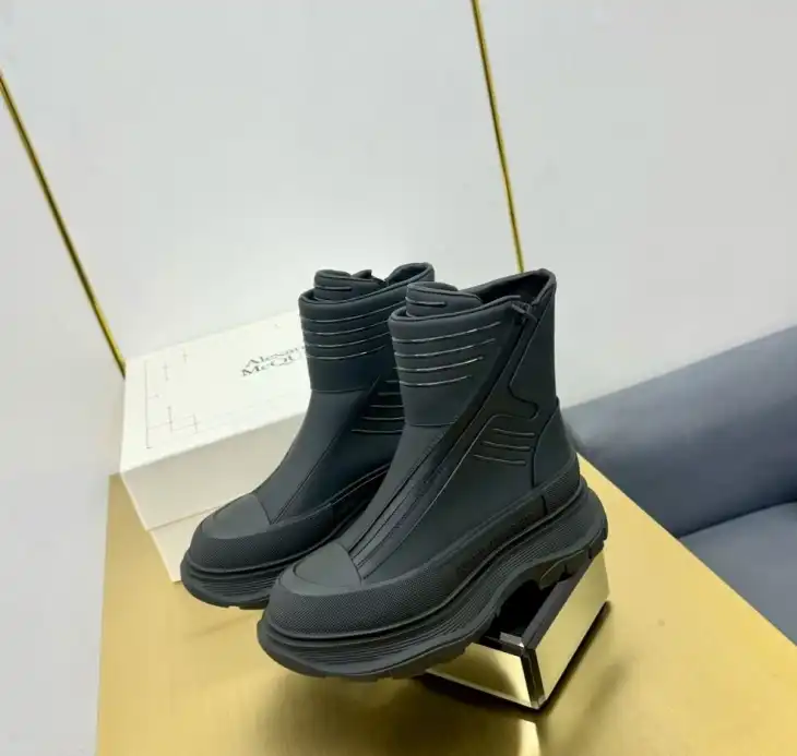 hype McQueen Boots