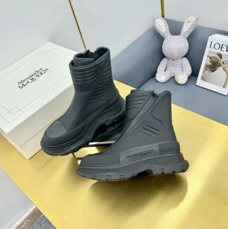 hype McQueen Boots