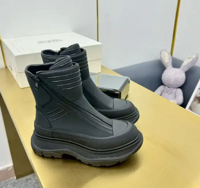 hype McQueen Boots