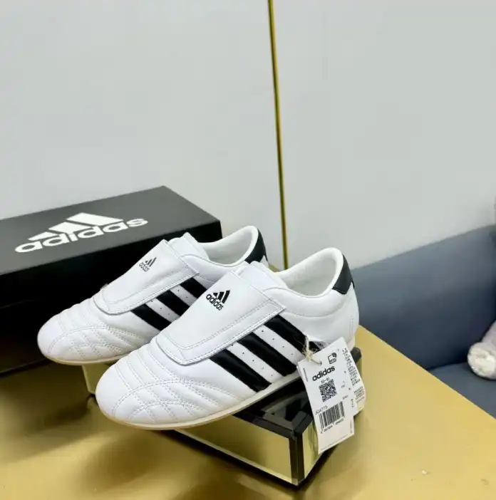 hype Adidas Sneakers