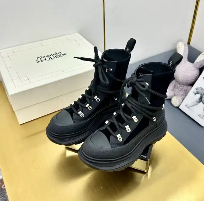 hype McQueen Boots