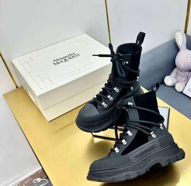 hype McQueen Boots