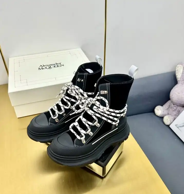 hype McQueen Boots