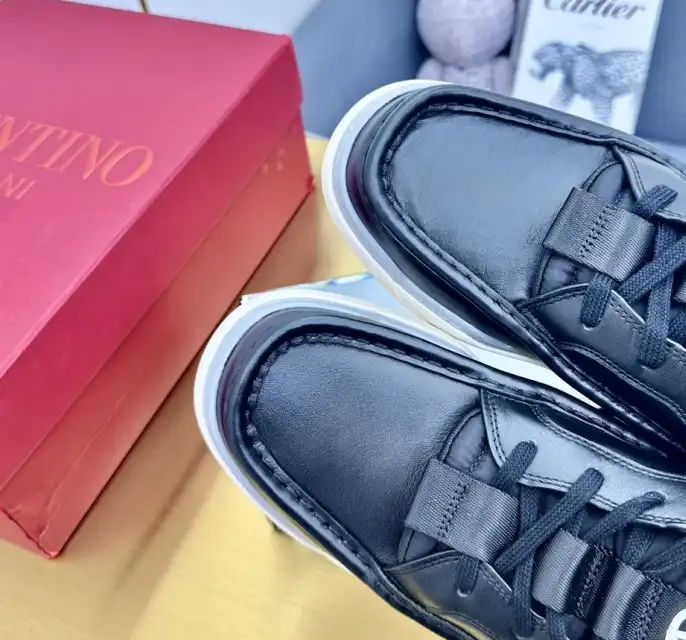 hype Valentino Sneakers