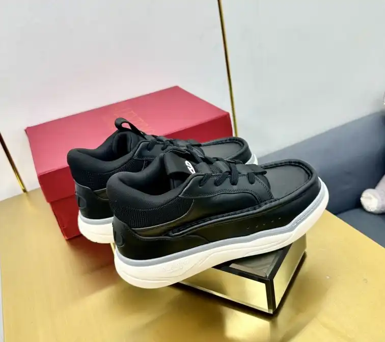 hype Valentino Sneakers