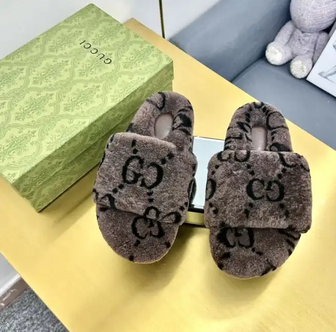 hype Gucci Slippers