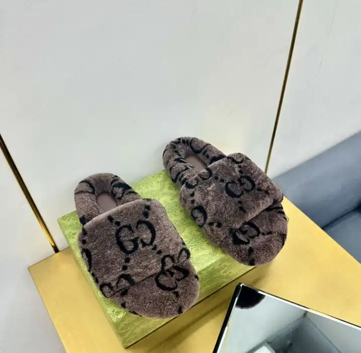 hype Gucci Slippers