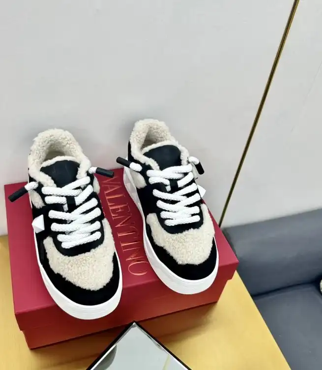 hype Valentino Sneakers