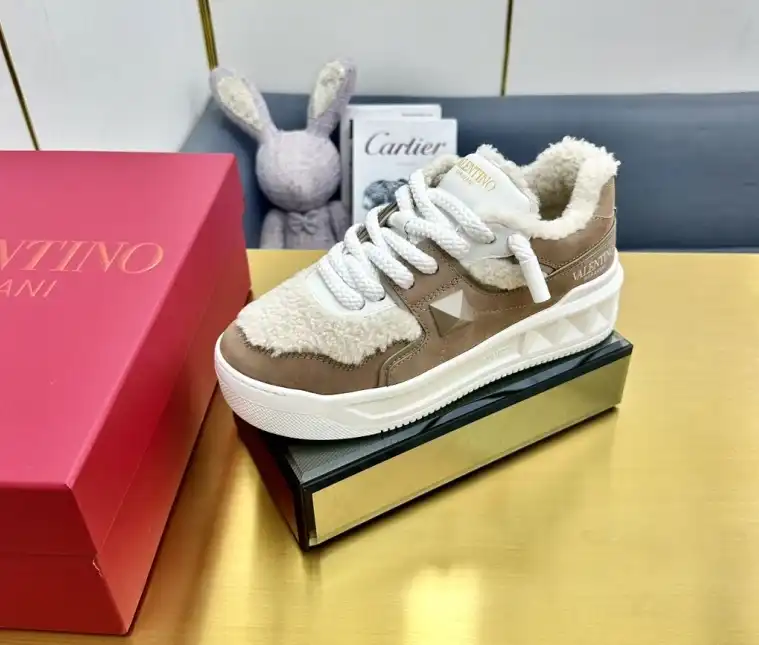 hype Valentino Sneakers