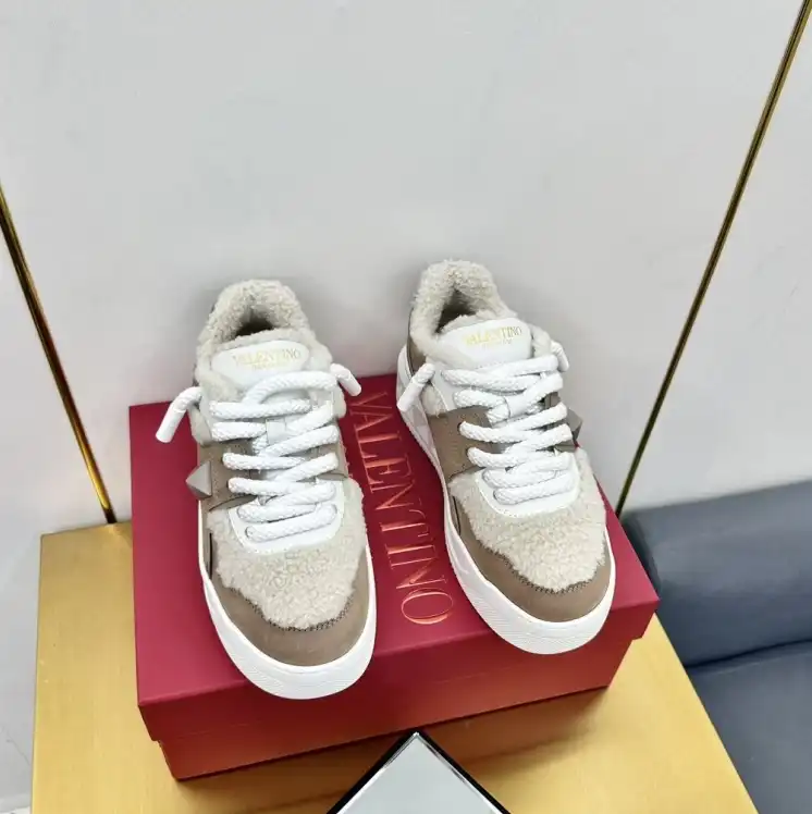 hype Valentino Sneakers