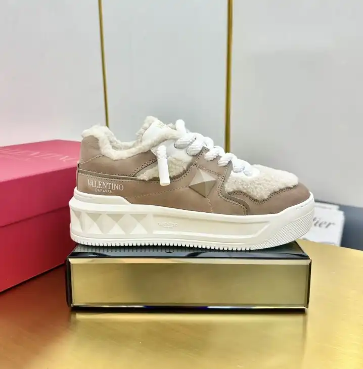 hype Valentino Sneakers