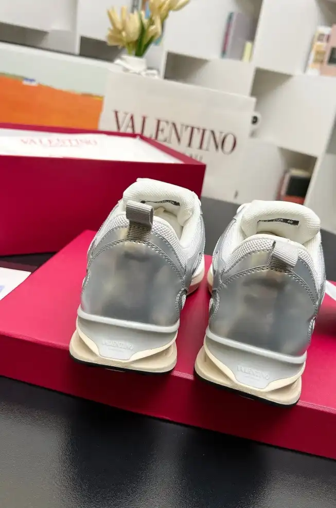 hype Valentino Sneakers