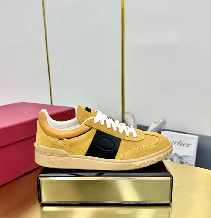 hype Valentino Sneakers