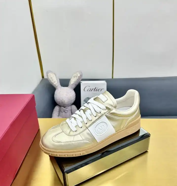 hype Valentino Sneakers