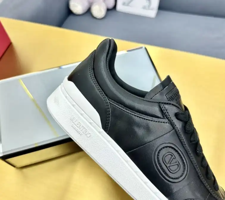 hype Valentino Sneakers