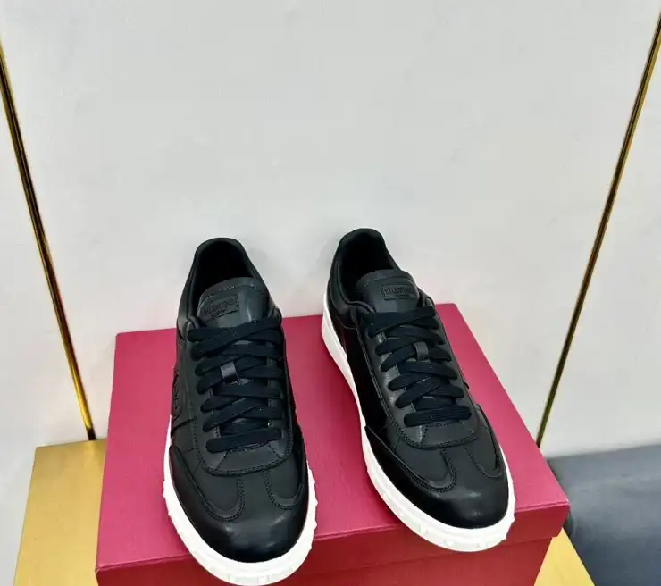 hype Valentino Sneakers