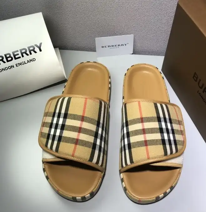 hype Burberry Slippers