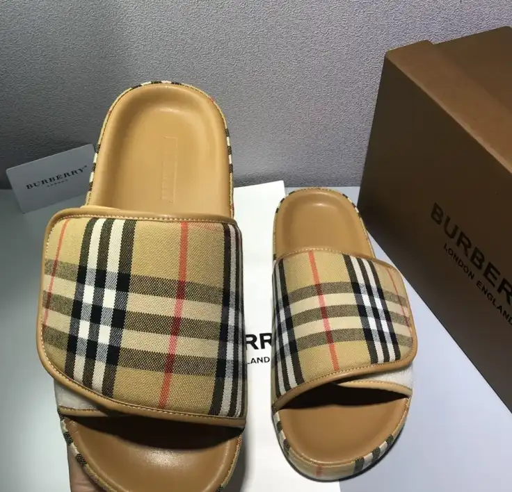 hype Burberry Slippers