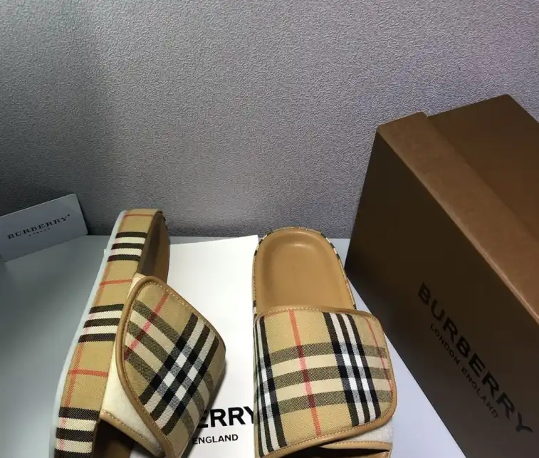 hype Burberry Slippers