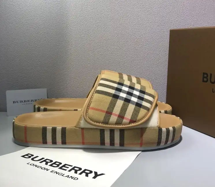 hype Burberry Slippers