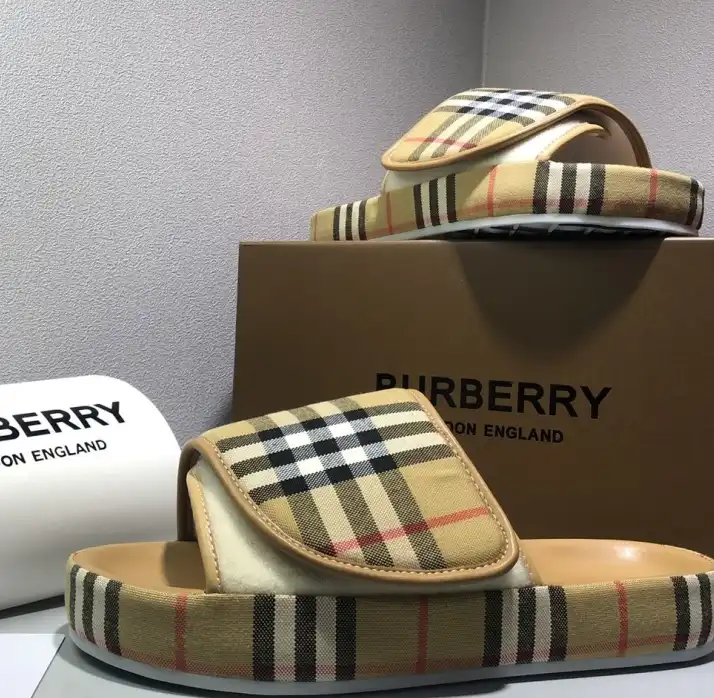 hype Burberry Slippers