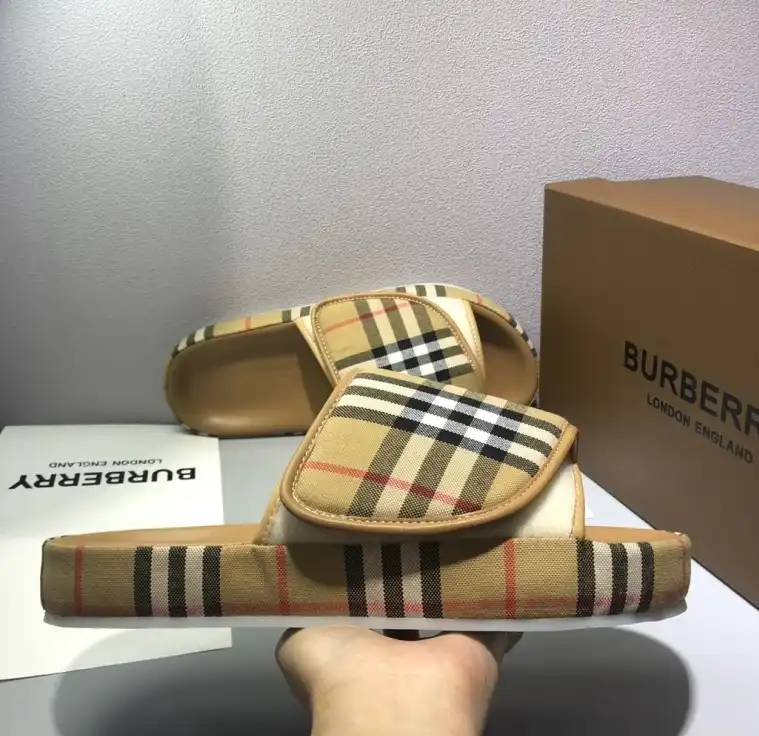 hype Burberry Slippers