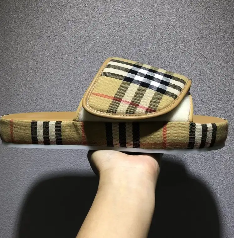 hype Burberry Slippers