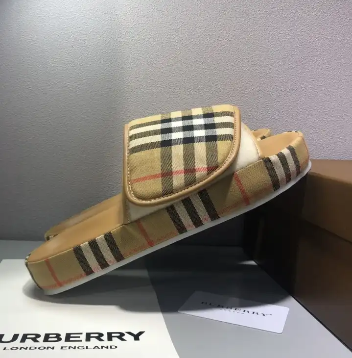 hype Burberry Slippers