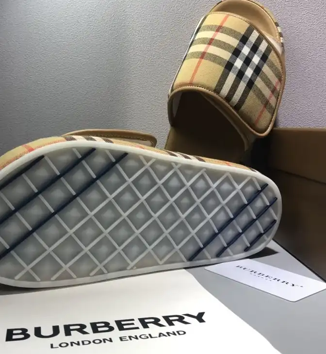 hype Burberry Slippers