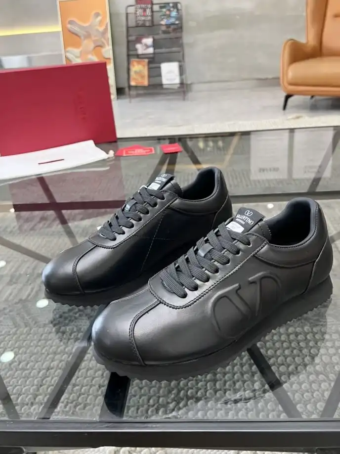 hype Valentino Sneakers