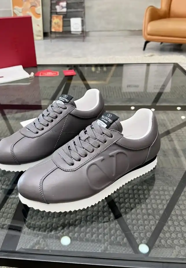 hype Valentino Sneakers