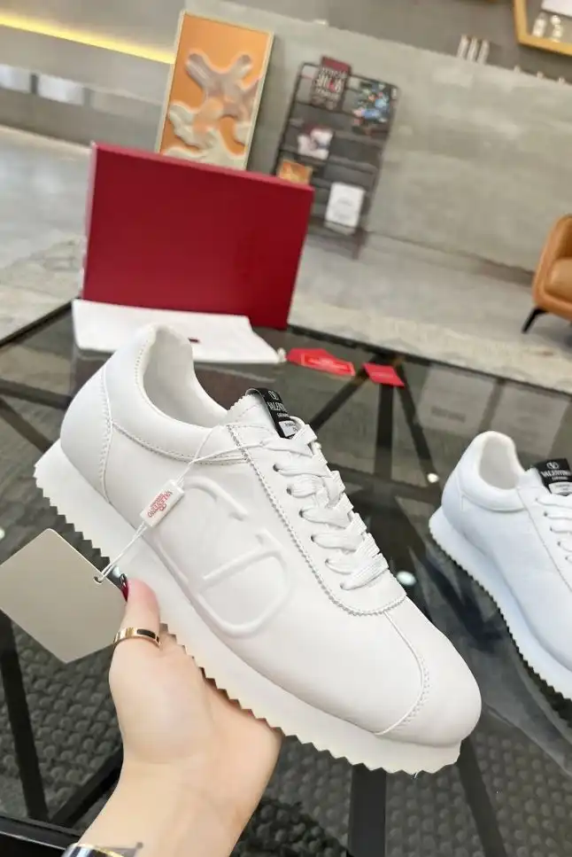 hype Valentino Sneakers