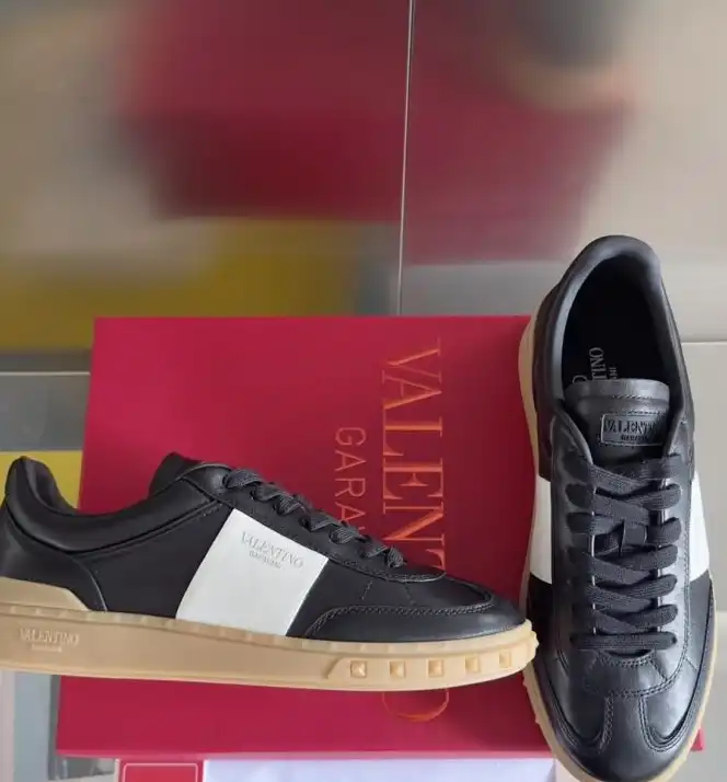 hype Valentino Sneakers