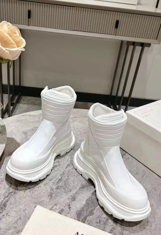 hype McQueen Boots