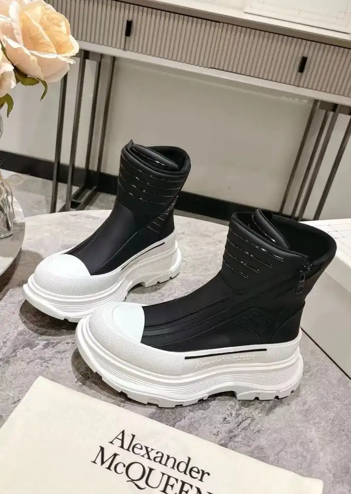 hype McQueen Boots