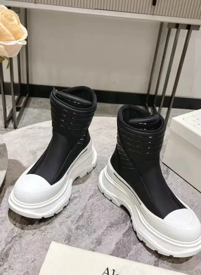 hype McQueen Boots