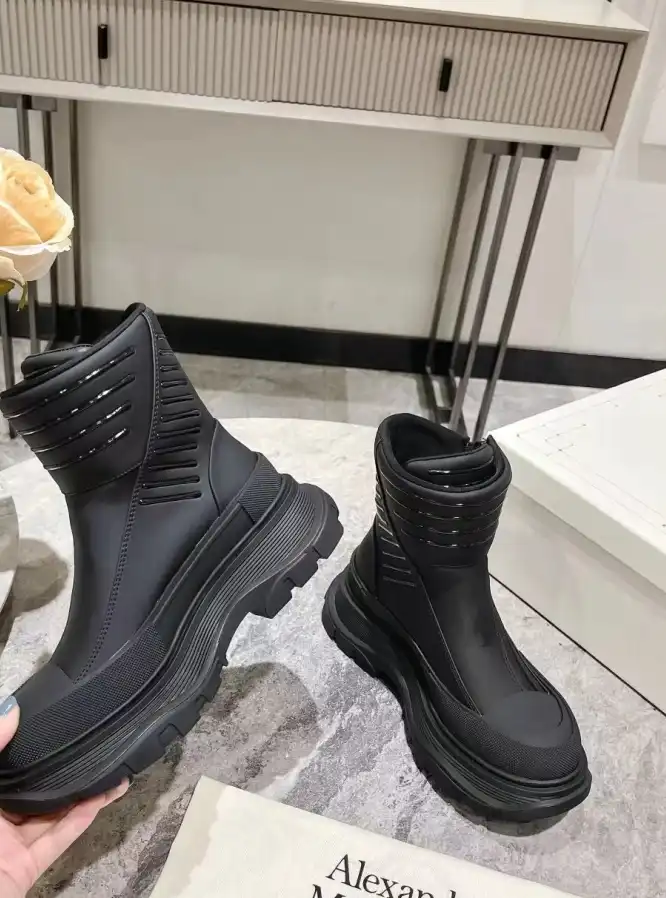 hype McQueen Boots