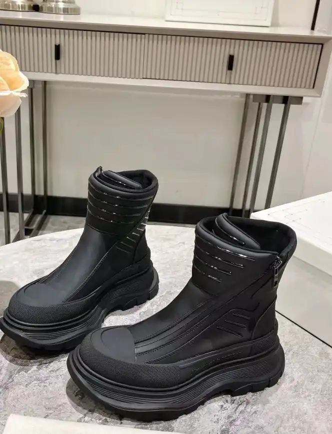 hype McQueen Boots